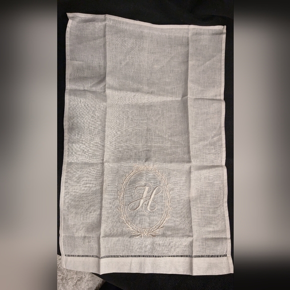 New Beige Linen Embroidered Finger Tip Hand GuestTowel Stitched Hem ‘H’ Monogram - Picture 1 of 6